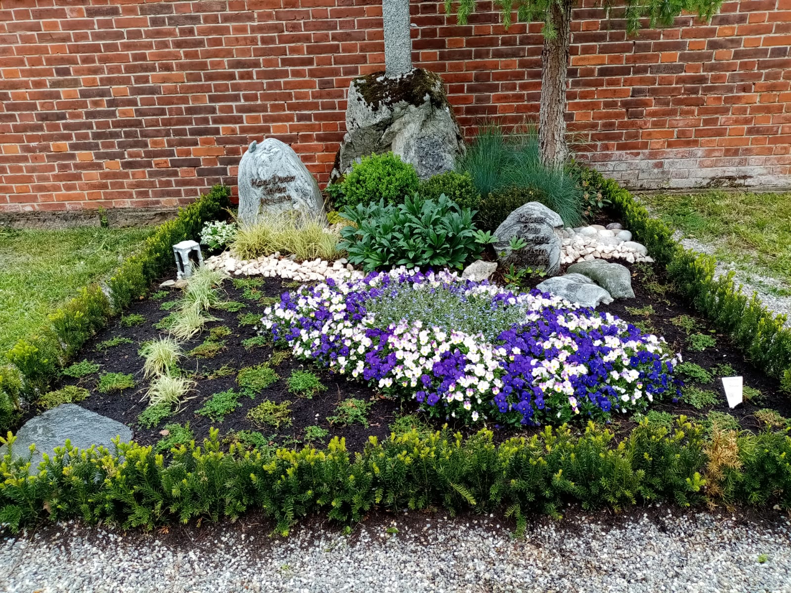 Familiengrab mit Blumen