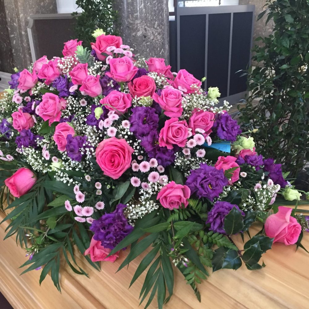 Sarg mit Blumen