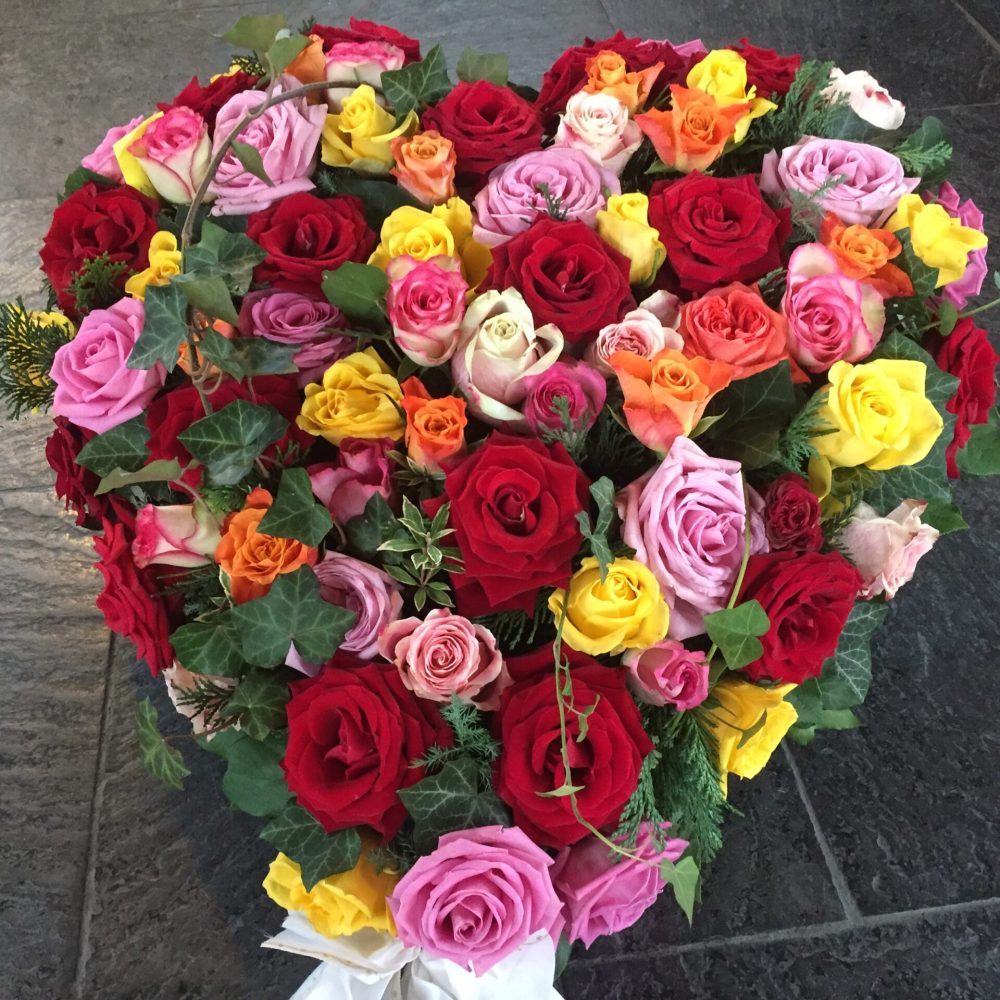 Blumen in Herzform angeordnet