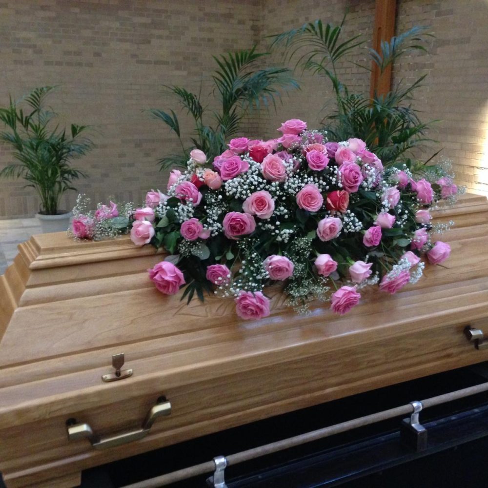 Sarg mit Blumen obendrauf