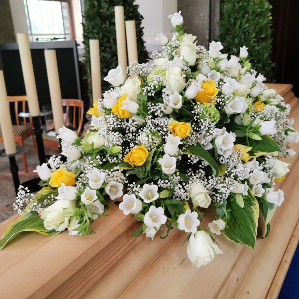 Sarg mit Blumen
