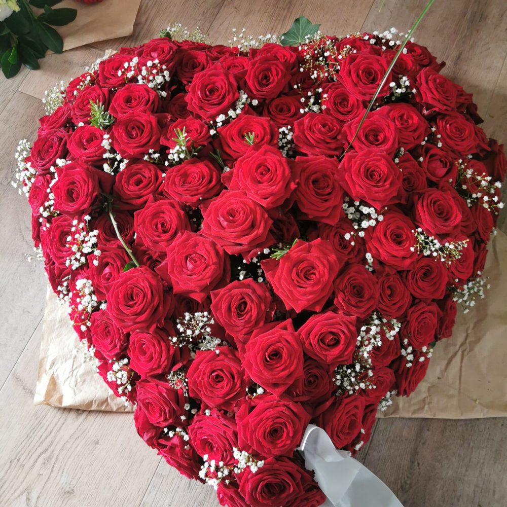 Blumen angeordnet in Herz-Form