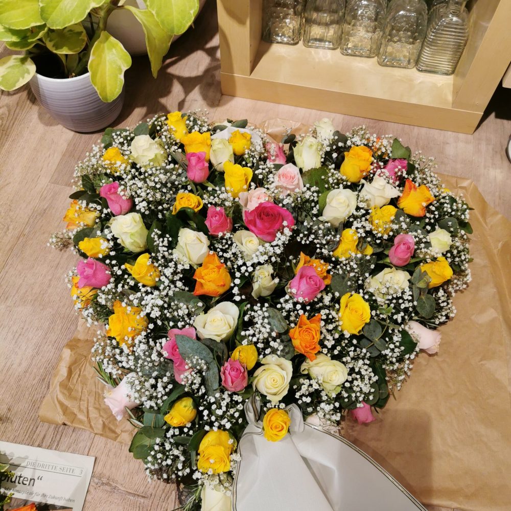 Blumenstrauß in Herzform mit Schleier