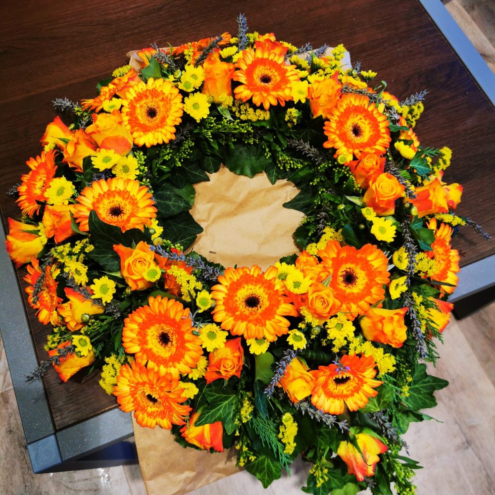 Blumenkranz mit gelben Blumen