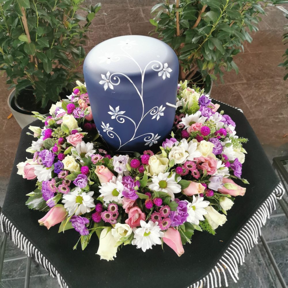 Urne mit Blumen als Gestaltung